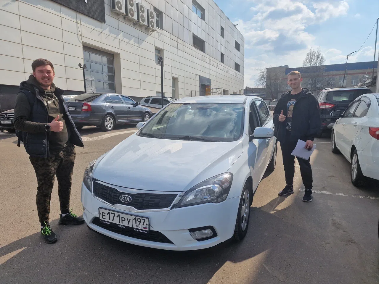 Клиент и купленный автомобиль Kia Ceed