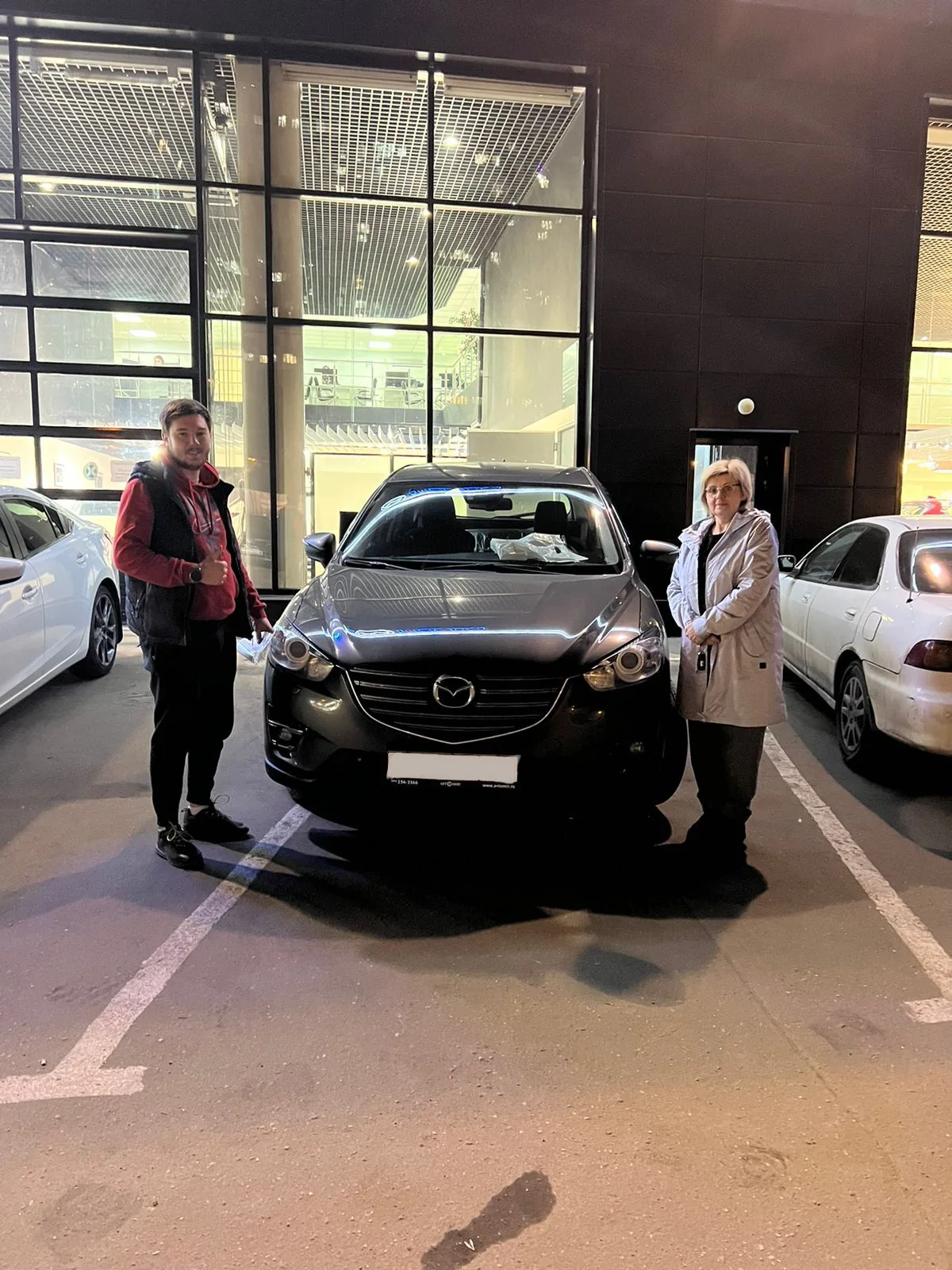 Клиент и купленный автомобиль Mazda CX-5