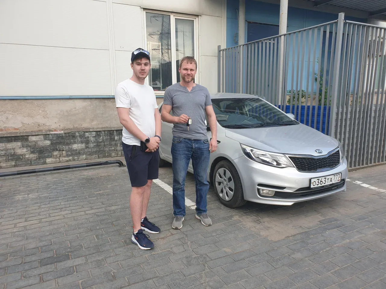 Клиент и купленный автомобиль Клиентский автомобиль