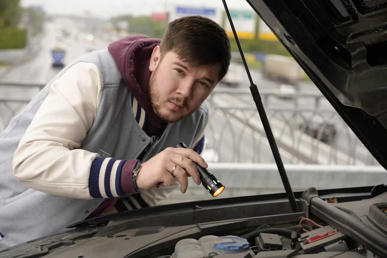 Автоэксперт Денис Ларионов за работой